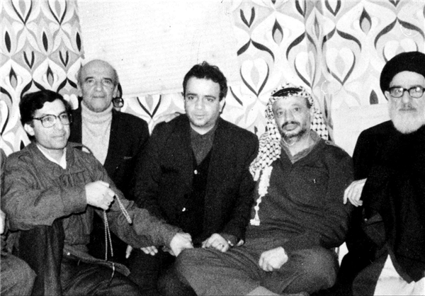 آیت الله طالقانی و محمد بسته نگار در کنار یاسر عرفات